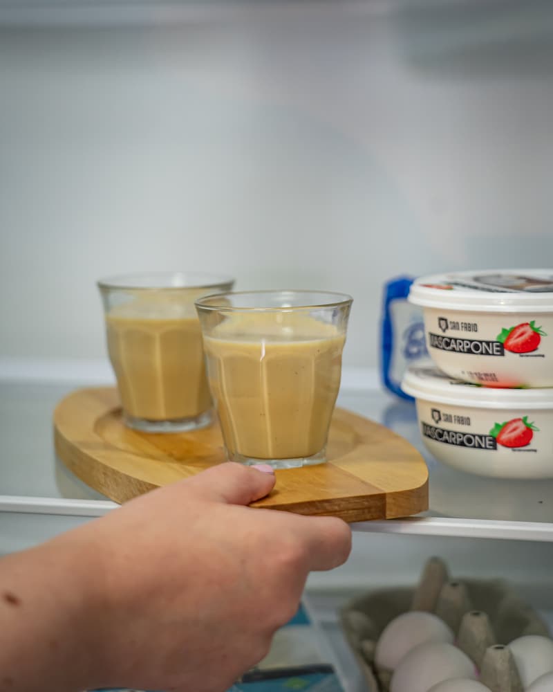 Dieses Bild zeigt wie die Panna-Cotta in den Kühlschrank gegeben wird.