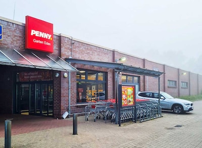 sie sehen den Eingang vom Penny Markt in Itzehoe Edendorfer Straße 72