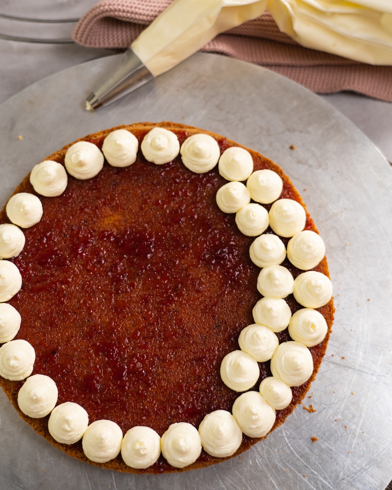 Frühlings-Schichttorte mit Macarons und Erdbeeren