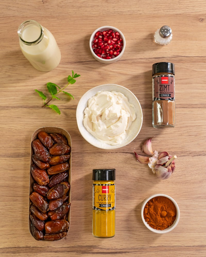 Exotische Dattelcreme mit frischer Minze und Currynote