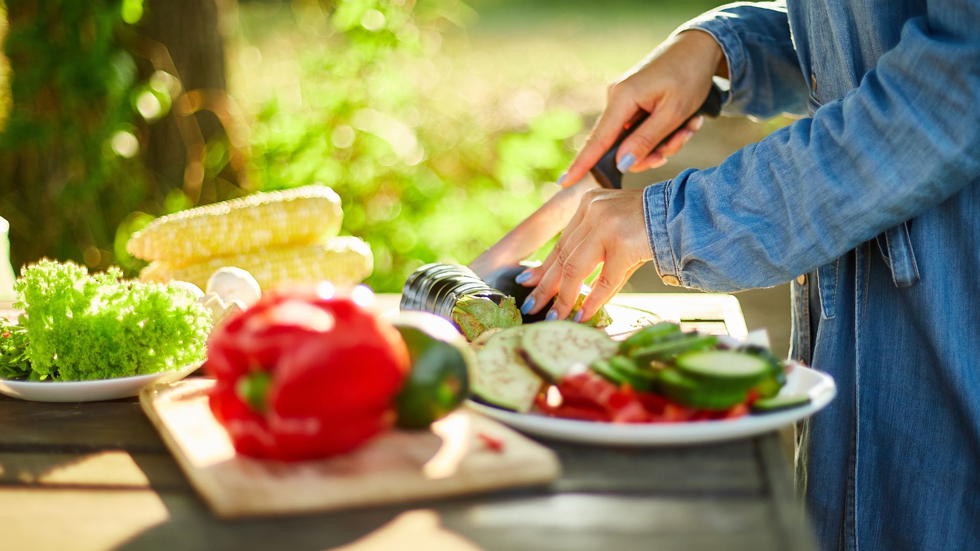 Zutaten für einen Salat schneiden