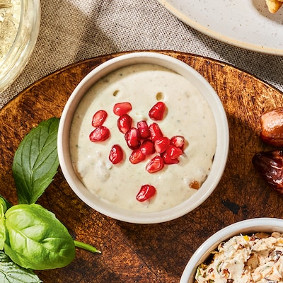 Exotische Dattelcreme mit frischer Minze und Currynote