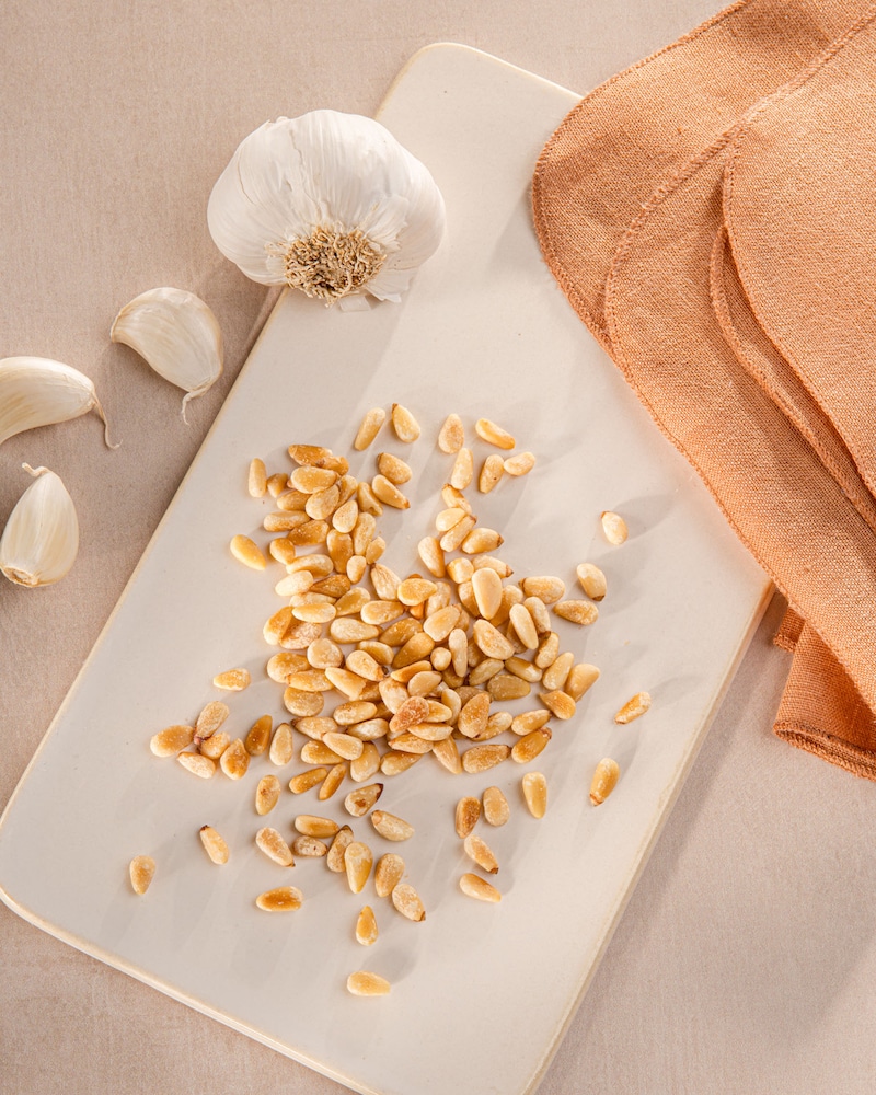 Dieses Bild zeigt die Pinienkerne und den Knoblauch.