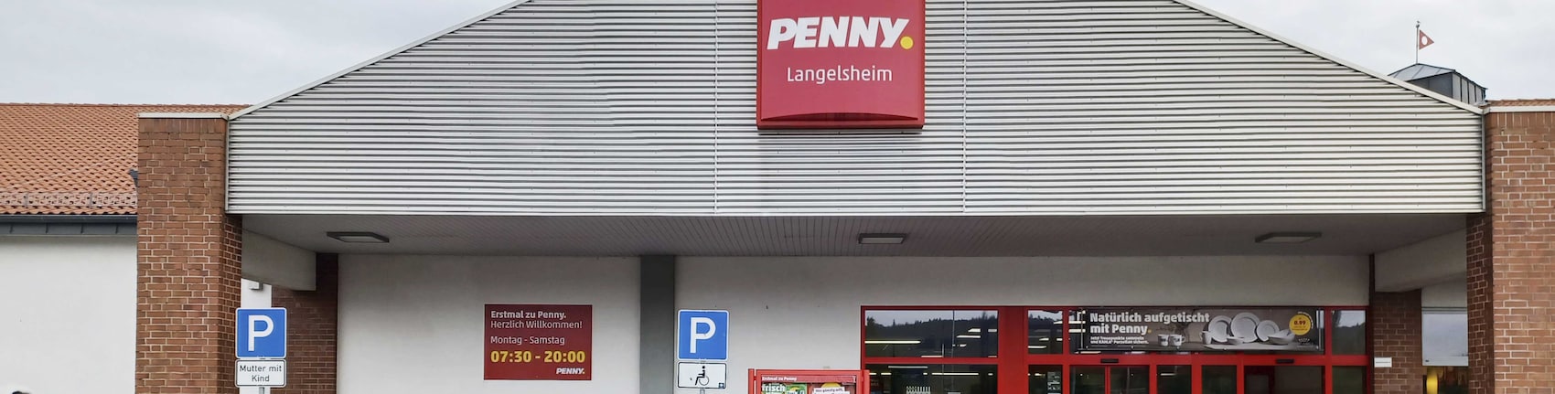 Sie sehen den Eingang vom Penny Markt in Langelsheim, Lange Strasse 64