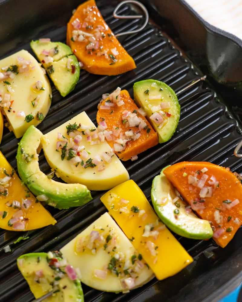 Süßkartoffel-Spieße mit Grillkäse, Avocado und Mango
