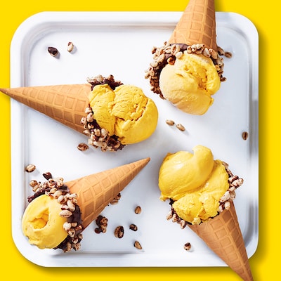 Mango-Sorbet im Knusperhörnchen