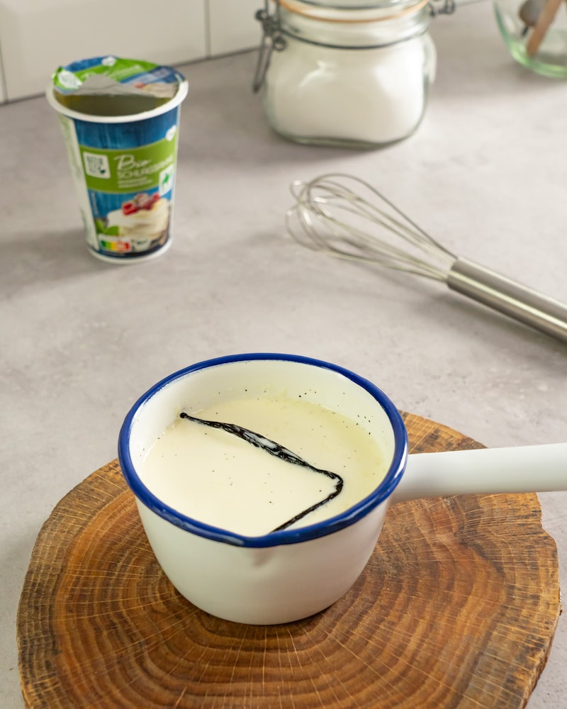 Dieses Bild zeigt die Vanilleschote und den Topf mit Sahne.