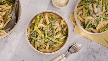 Dieses Bild zeigt die fertige Pasta mit grünem Spargel.