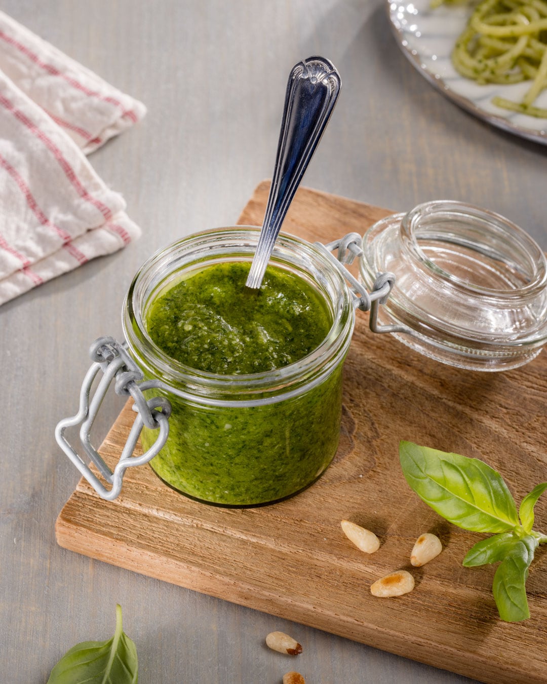 Dieses Bild, zeigt das fertige Pesto Genovese im Glas.