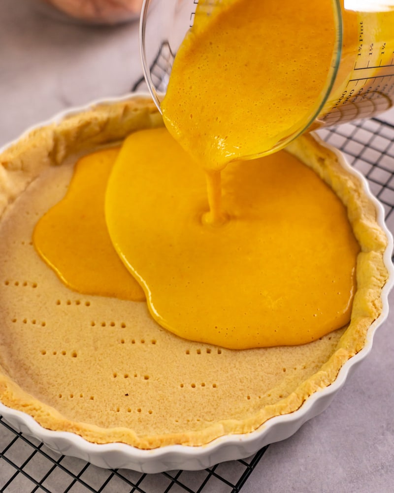 Dieses Bild zeigt wie die Masse in den Pumpkin Pie gegeben wird.