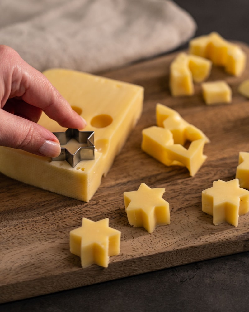 Dieses Bild zeigt wie Käse ausgestochen wird.
