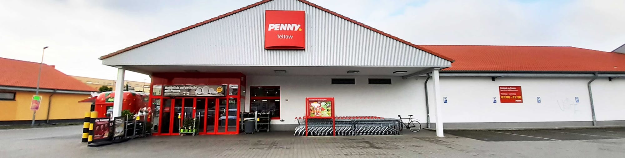 Sie sehen den Eingang vom Penny Markt in Teltow Lichterfelder Allee 7
