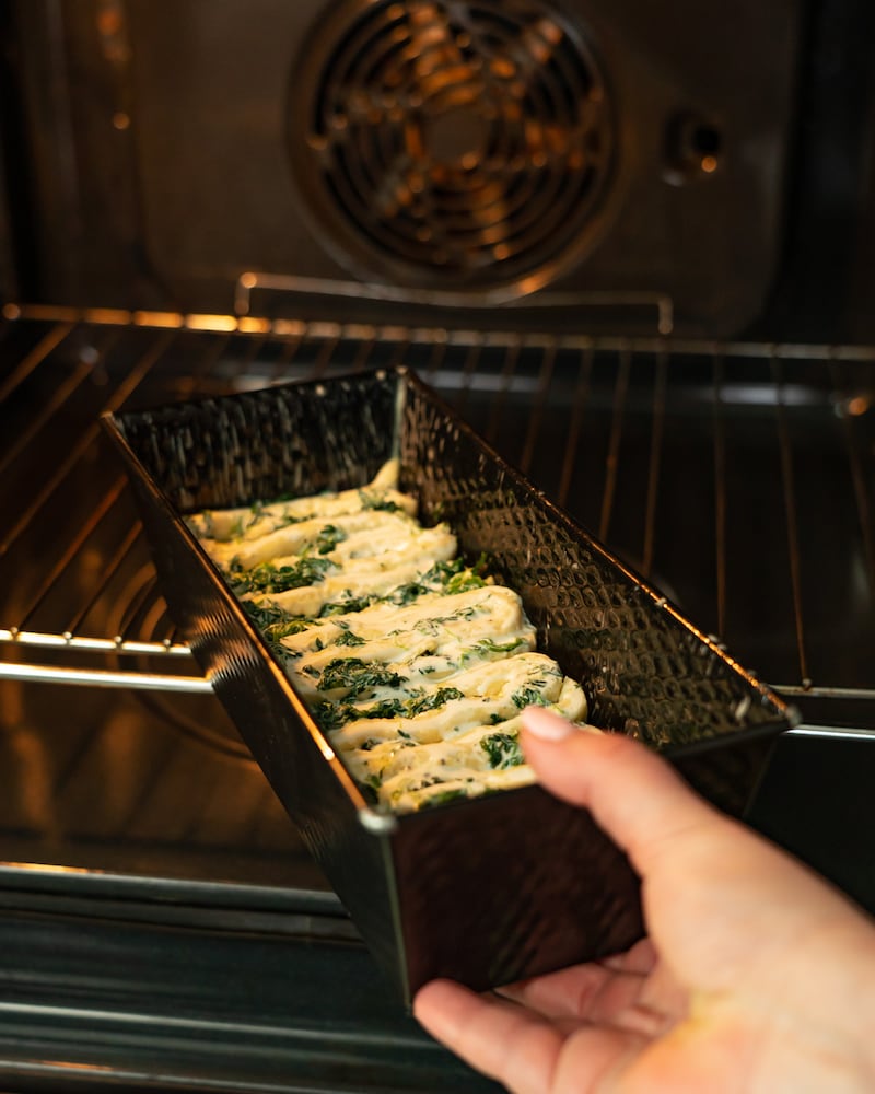 Würziges Zupfbrot mit Spinat und Knoblauch