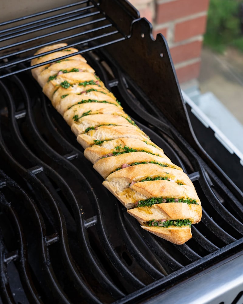Dieses Bild zeigt das Baguette auf dem Grill.