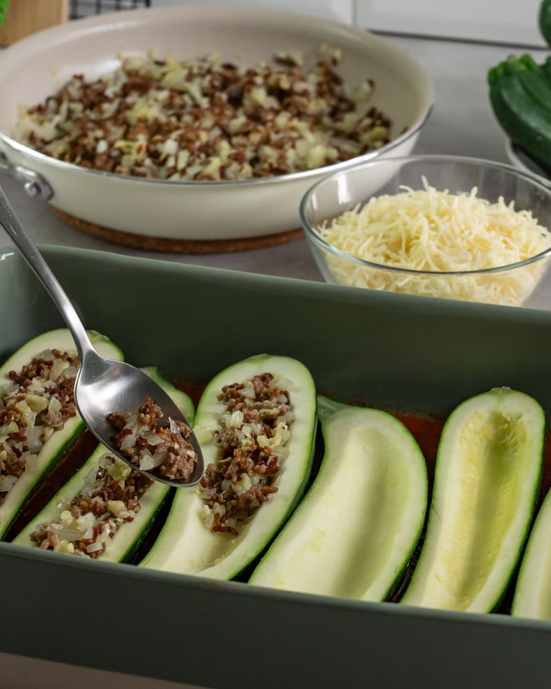 Das Bild zeigt wie die Zucchini gefüllt werden.