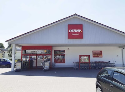 Sie sehen den Eingang vom Penny Markt in Burgkirchen Jahnstr. 2