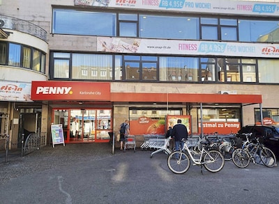 Sie sehen den Eingang vom Penny Markt in Karlsruhe/Suedweststadt, Karlstr. 67
