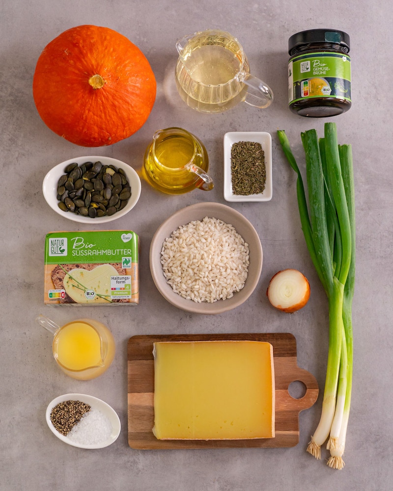 Dieses Bild zeigt die Zutaten für das Kürbisrisotto.