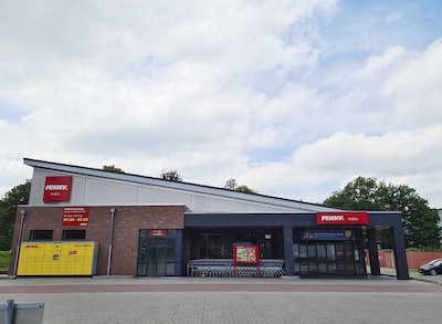 Sie sehen den Eingang vom Penny Markt in Stade, Bielfeldtweg 15