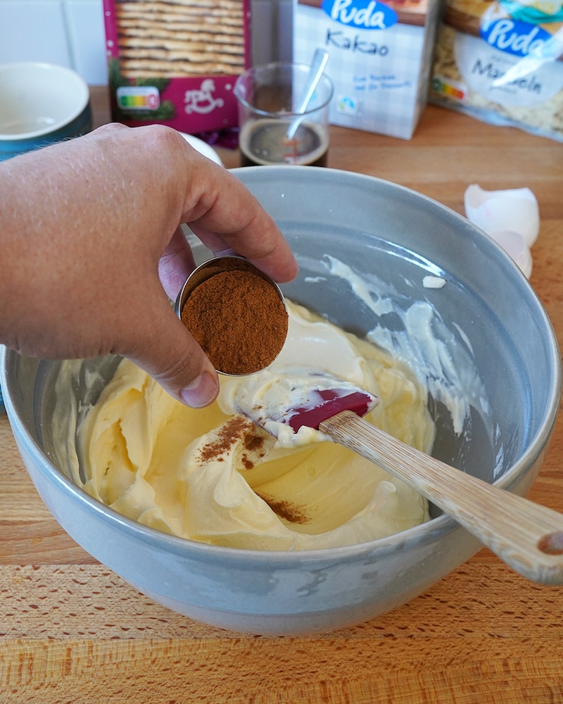Dieses Bild zeigt wie der Kakao hinzugegeben wird.