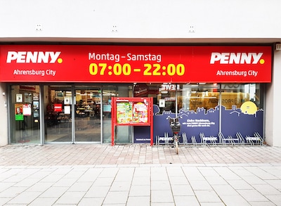 Sie sehen den Eingang vom Penny Markt in Ahrensburg, Große Straße 28-30, Klaus-Groth-Str