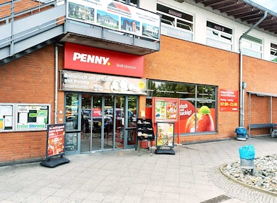 Sie sehen den Eingang vom Penny Markt in Gross Glienicke Potsdamer Chaussee 102