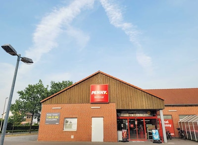 Sie sehen den Eingang vom Penny Markt in Burgwedel, Hauptstraße 63