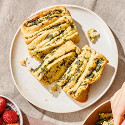Würziges Zupfbrot mit Spinat und Knoblauch