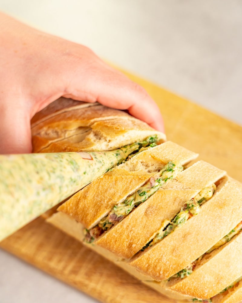 Dieses Bild zeigt wie die Masse mit einem Spritzbeutel in das Baguette gegeben wird.