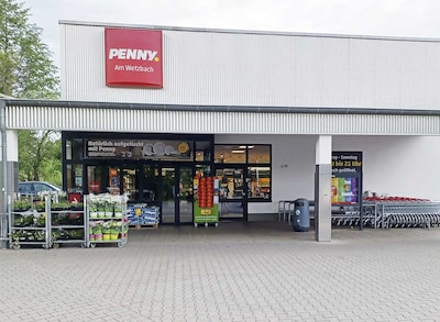 Sie sehen den Eingang vom Penny Markt in Wetzlar, Nauborner Str. 140