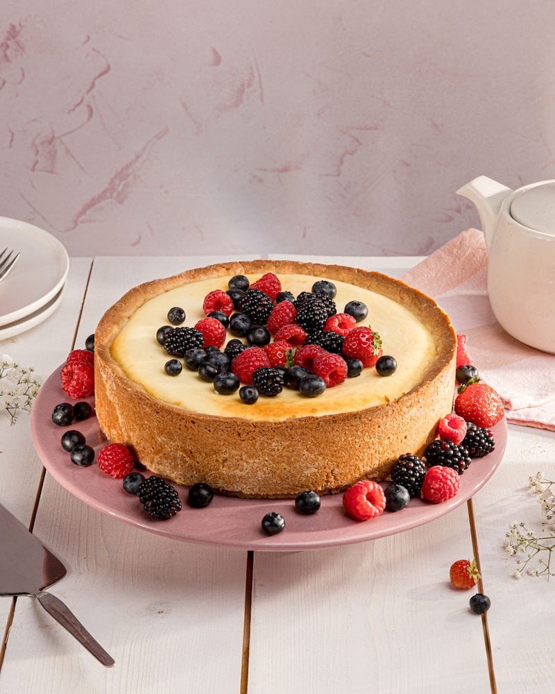 Dieses Bild zeigt den fertigen klassichen Käsekuchen mit Beeren.