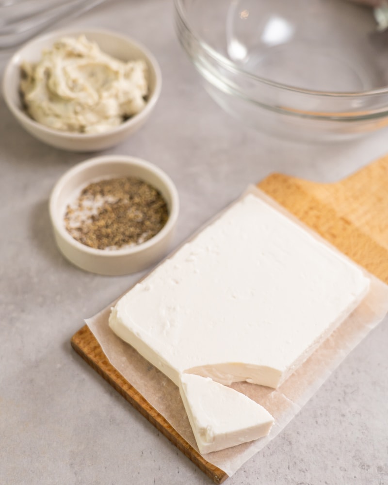 Blumenwiese-Focaccia mit Hirtencreme