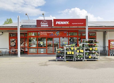 Sie sehen den Eingang vom Penny Markt in Ingolstadt Hagauerstr. 103