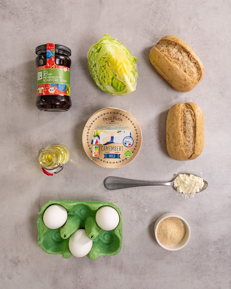 Dieses Bild zeigt alle Zutaten für unseren Camembert-Burger mit Marmelade.