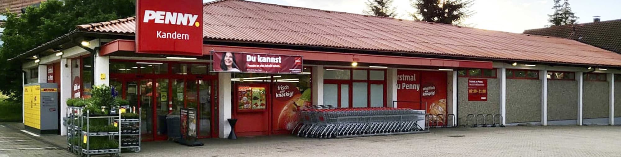 Sie sehen den Eingang vom Penny Markt in Kandern, Bahnhofstr. 32