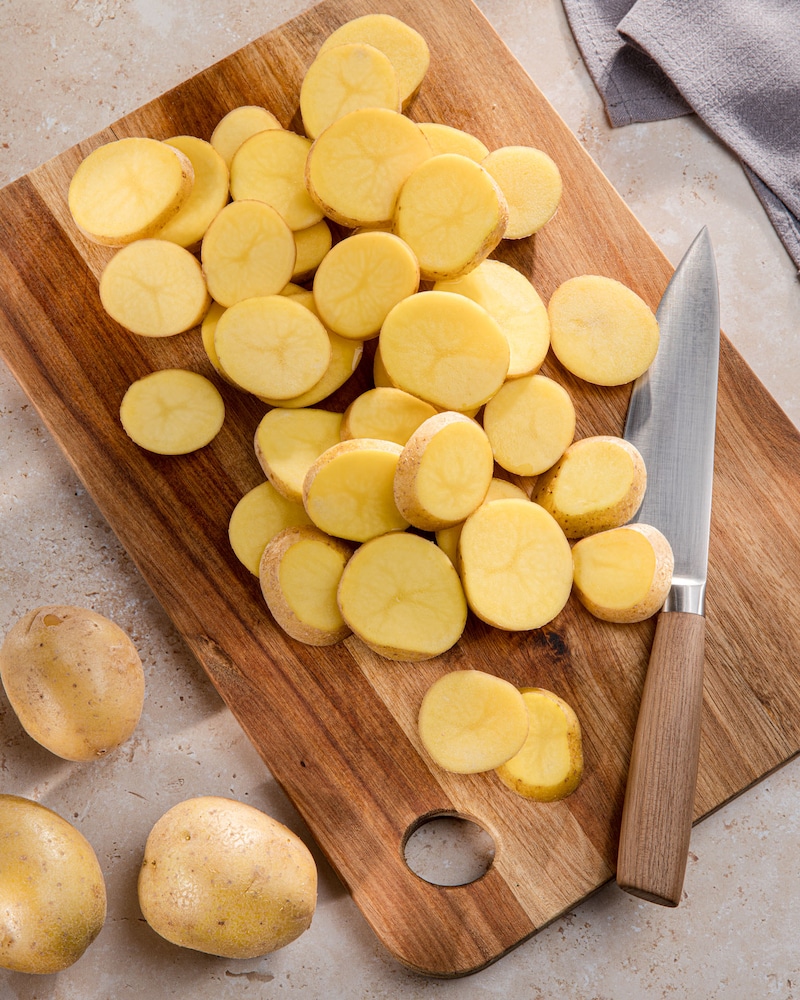 Dieses Bild zeigt wie die in Scheiben geschnittenen Kartoffeln.