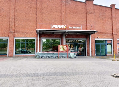 Sie sehen den Eingang vom Penny Markt in  Berlin/Spandau Brunsbuetteler Damm 196