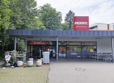 Sie sehen den Eingang vom Penny Markt in Bad Reichenhall Reichenbachstr. 7