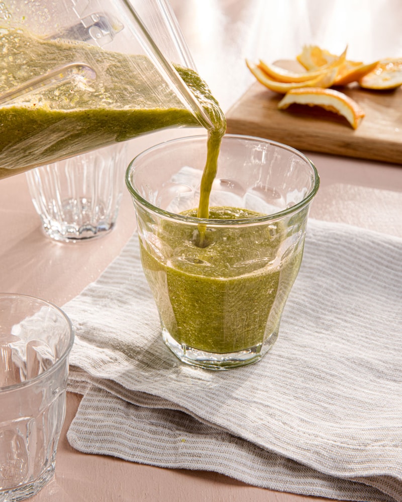 Dieses Bild zeigt wie der Smoothie in Gläser gefüllt wird.