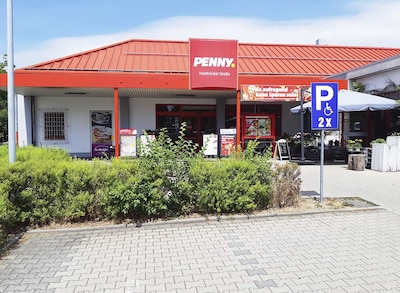 Sie sehen den Eingang vom Penny Markt in Freiberg Halsbruecker Str. 18