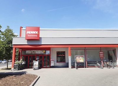 Sie sehen den Eingang vom Penny Markt in Leipzig OT Taeubchenweg 71