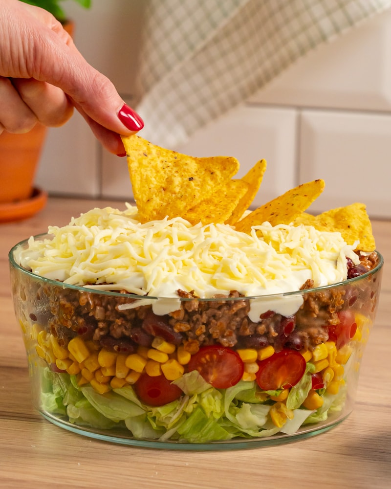 Dieses Bild zeigt wie der Taco Schichtsalat angerichtet wird.