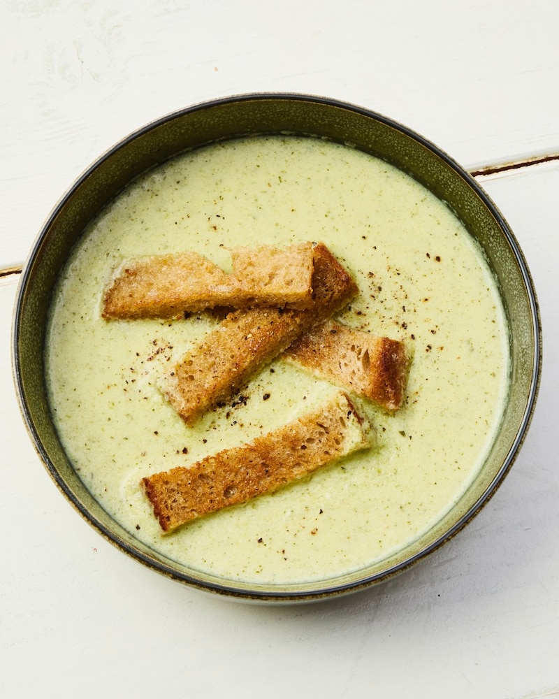Dieses Bild das fertige Zucchinisuppe mit Graubrot-Croutons.