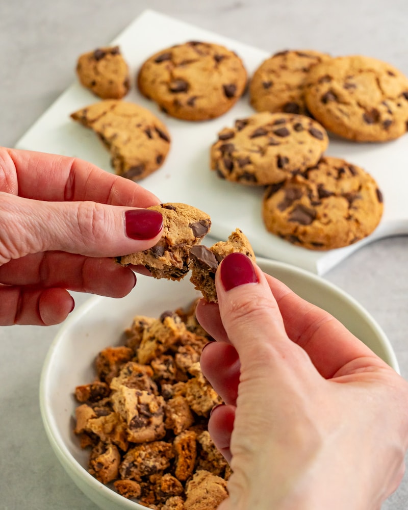 Dieses Bild zeigt wie die Cookie-Kekse mit den Hängen geteilt werde.