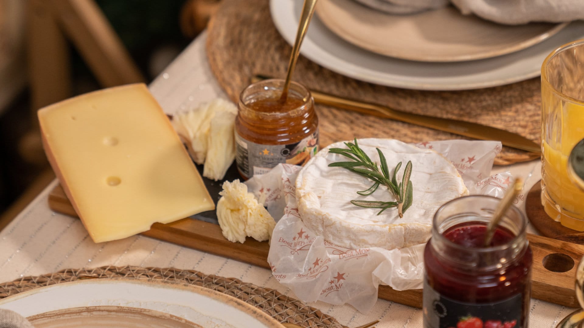 Ein Stück Käse, das auf einem Holzbrett liegt.