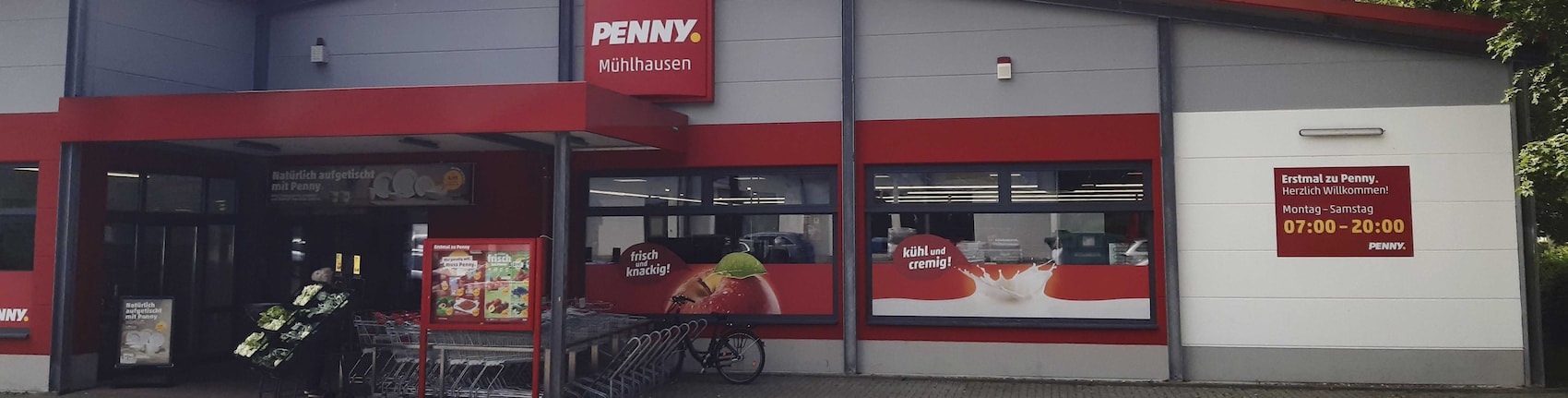 Sie sehen den Eingang vom Penny Markt in Mühlhausen, Marcel-Verfaillie-Allee 35/36