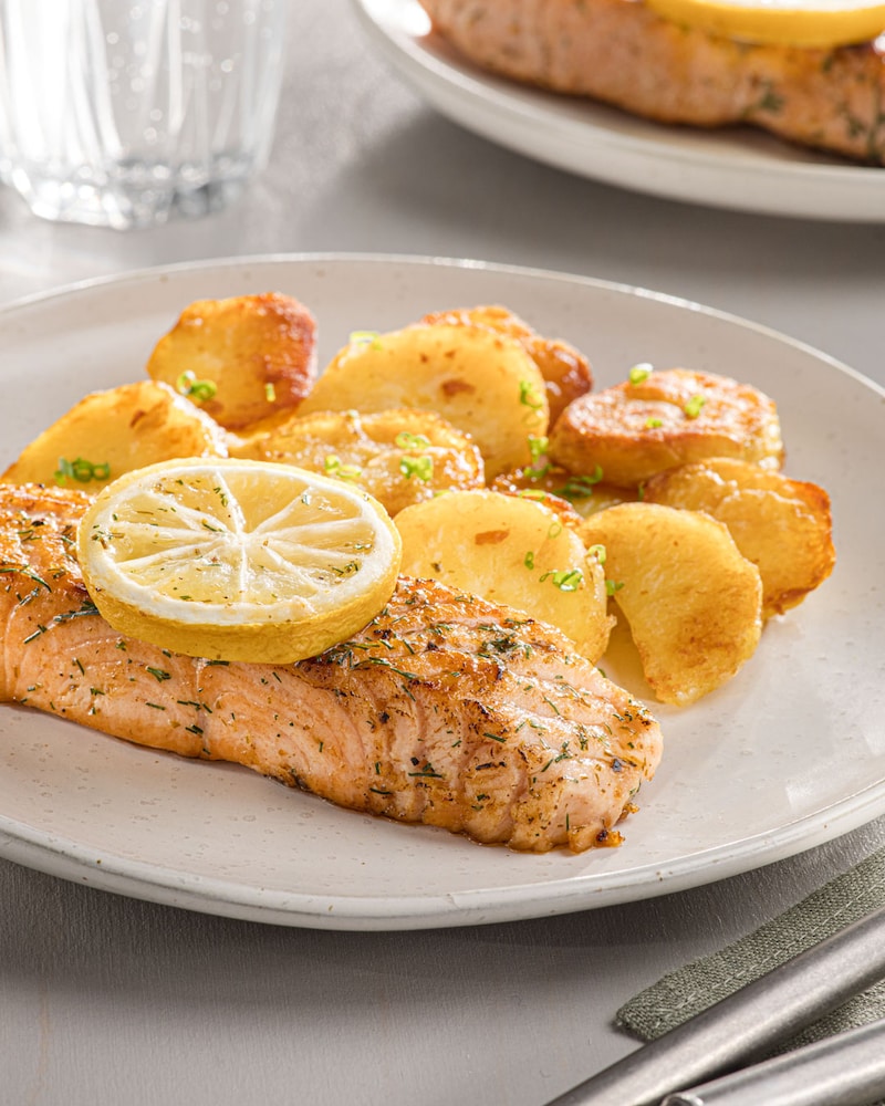 Dieses Bild zeigt den fertigen Lachs im Ofen mit den Kartoffeln.