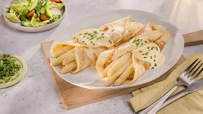 Dieses Bild zeigt den fertigen Spargel mit Pfannkuchen.