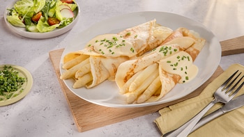 Dieses Bild zeigt den fertigen Spargel mit Pfannkuchen.