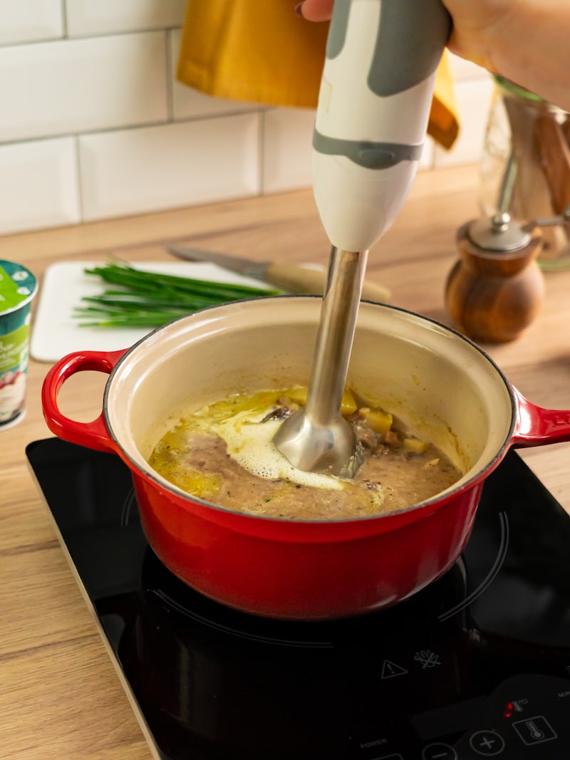 Dieses Bild zeigt wie die Suppe püriert wird.